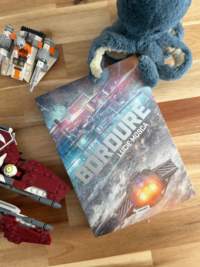 Livre Bordure avec des vaisseaux spatiaux et un poulpe à côté