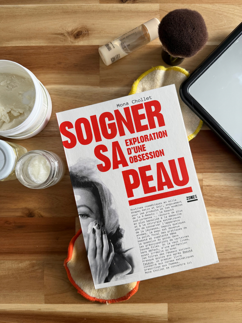 Livre Soigner sa peau avec des cotons lavables, un miroir et quelques produits.